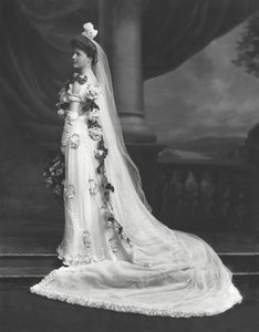 Miss Sheila Cooper, valokuvattu hänen esittelynsä yhteydessä hovissa